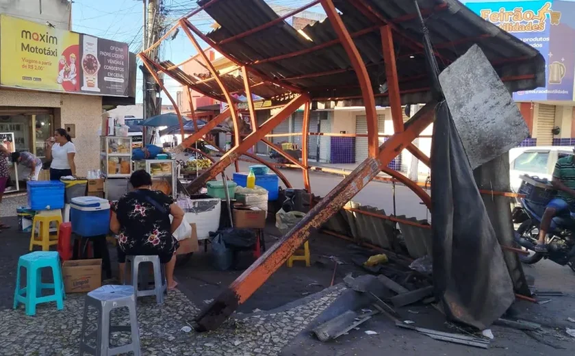 Cobertura desaba em área de feira livre no Centro de Arapiraca