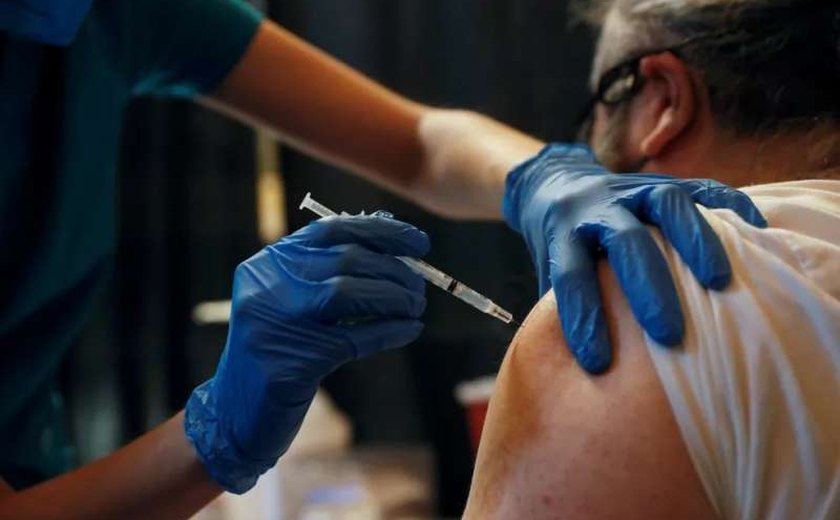 Exigências fazem taxas de vacinação subirem e casos e mortes de Covid caírem nos EUA