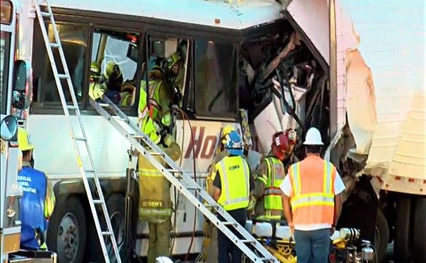 Acidente entre ônibus e carreta deixa mortos na Califórnia