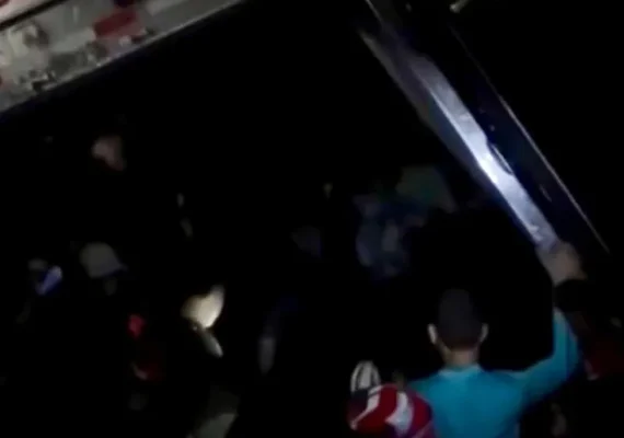 Imagens registram pessoas saqueando carga de carne após carreta capotar na BR-101