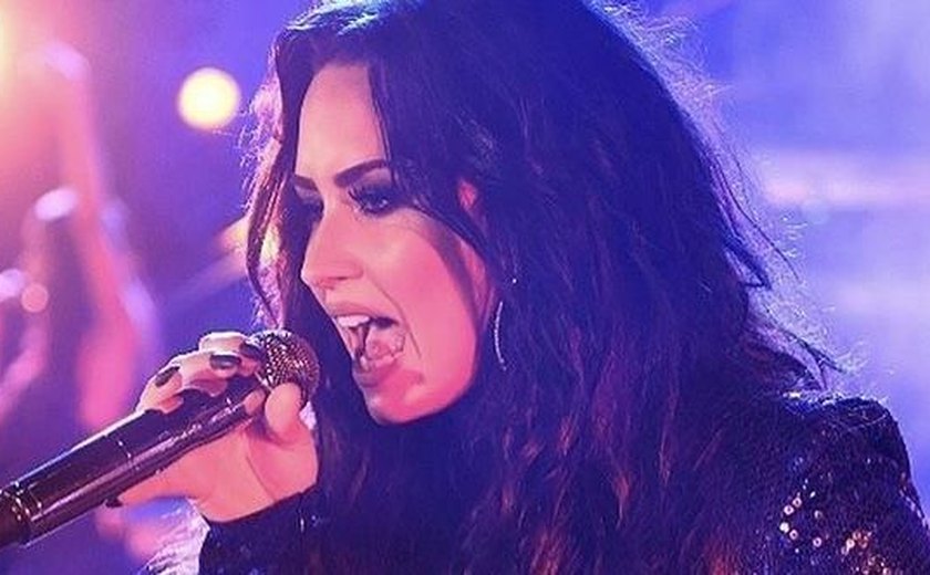 Demi Lovato sofre com febre alta, náuseas e fortes dores de cabeça