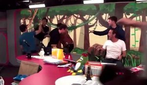 Apresentador e convidado do Pânico brigam durante o programa; veja vídeo