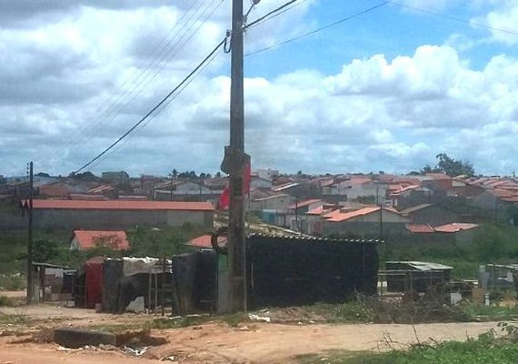 Sem-terra ocupam área para construção da APAE em Arapiraca