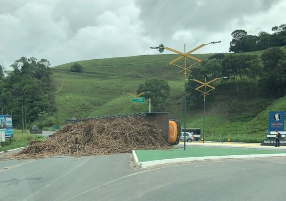 Caminhão carregado de cana tomba em trevo no interior de Alagoas