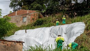 Equipes iniciam instalação de lonas em quatro regiões da capital