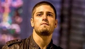 'Império': João Lucas leva surra em assalto e Vicente o leva para a casa de Xana