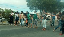 Mulheres de presos fazem protesto contra quase 600 transferências