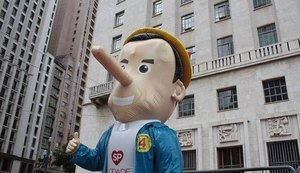 'Dorióquio': manifestantes levam boneco de João Doria na prefeitura