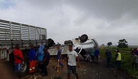 Caminhão carregado de inhame capota e em seguida tomba na BR-101 e condutor fica ferido