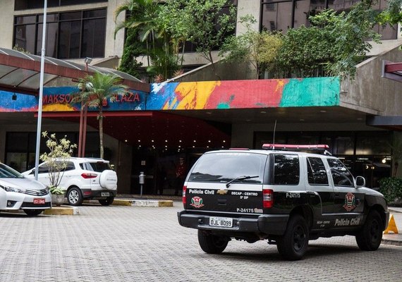 Polícia analisa imagens de câmeras de hotel onde casal foi achado morto