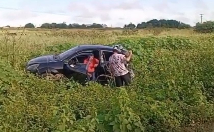 Veículo vai parar em área de vegetação após acidente na AL-115