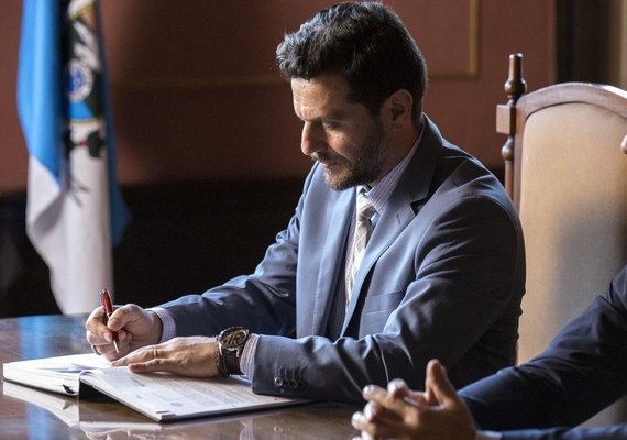 Bibi se emociona com posse de Caio