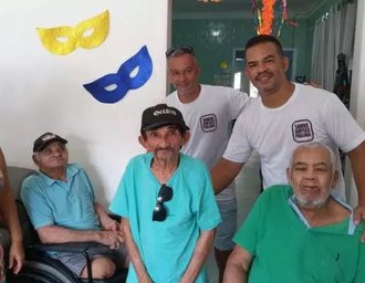 Samba Amigos da Pracinha realiza ação solidária em lar de idosos na Ponta Grossa