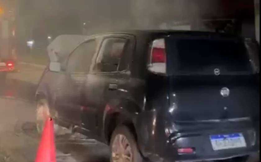 Incêndio atinge carro na Avenida Menino Marcelo