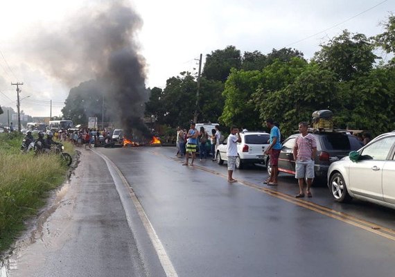 AL 101 Norte já foi desbloqueada por manifestantes na Barra de Santo Antônio