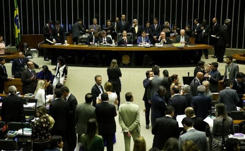 Por falta de quórum, Congresso não conclui votação do projeto que revisa metas fiscais