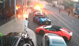 Carros de luxo são incendiados com coquetéis molotov no Reino Unido