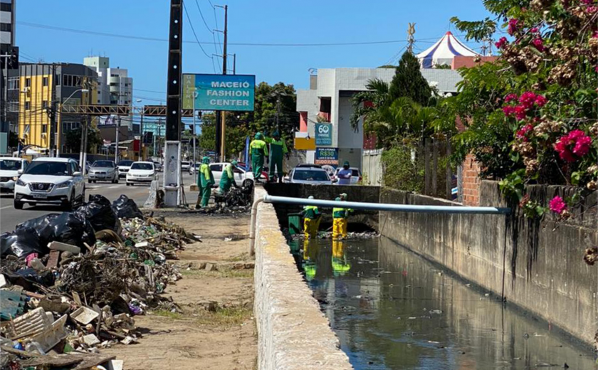 Operação retira toneladas de resíduos de canal