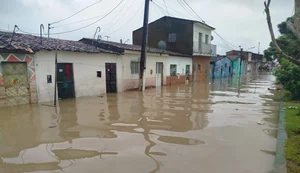 Em São Miguel dos Campos, rio transborda e invade residências deixando desalojados