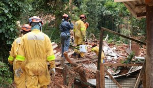 Equipes suspendem buscas em São Sebastião em razão de novas chuvas