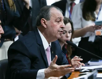 Relator da CCJ do Senado vota a favor da PEC do fim da escala 6x1