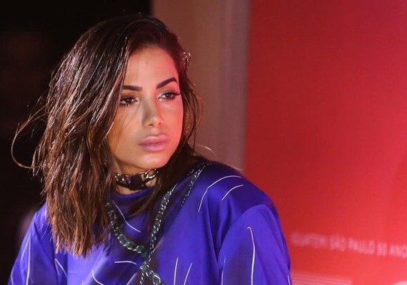 Anitta participa de bate-papo sobre moda, mas boca volumosa rouba a cena