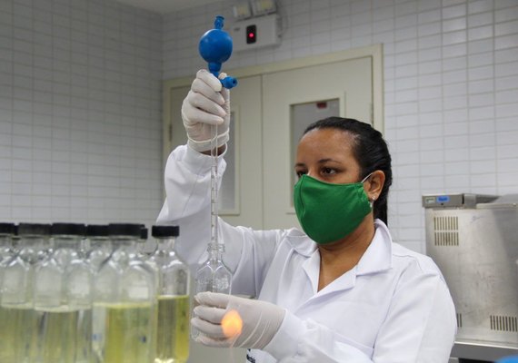 Balneabilidade: Laboratório retoma análise de amostras de água das praias de Alagoas