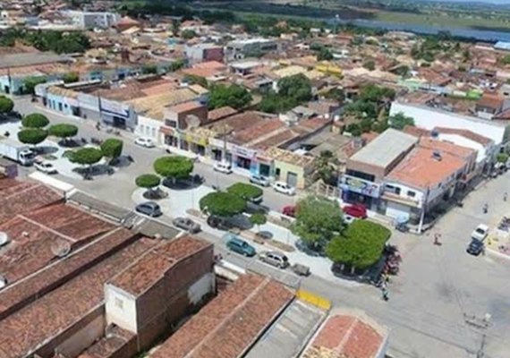 Criminosos invadem residência, ameaçam proprietário e neto e roubam R$ 40 mil