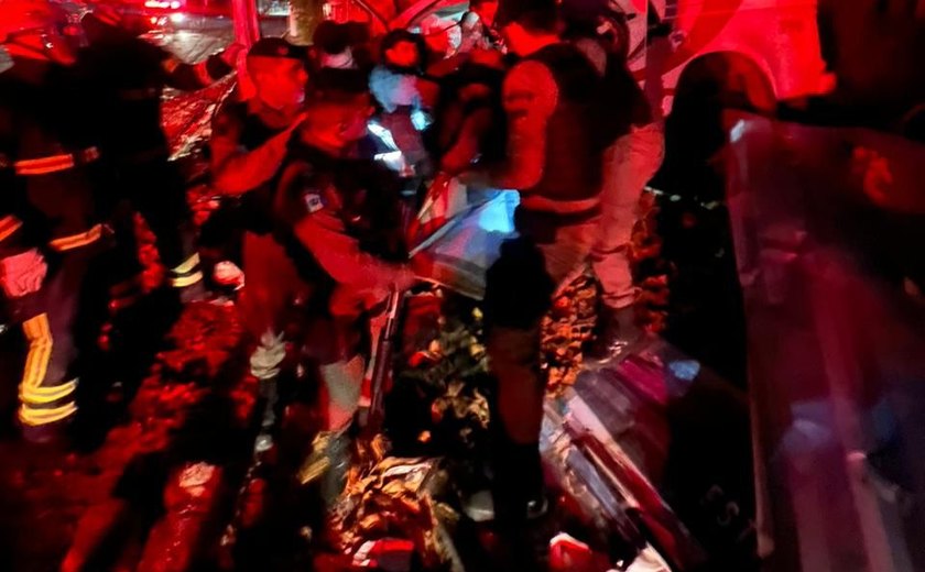 Policial colide viatura com poste e veículo fica destruído