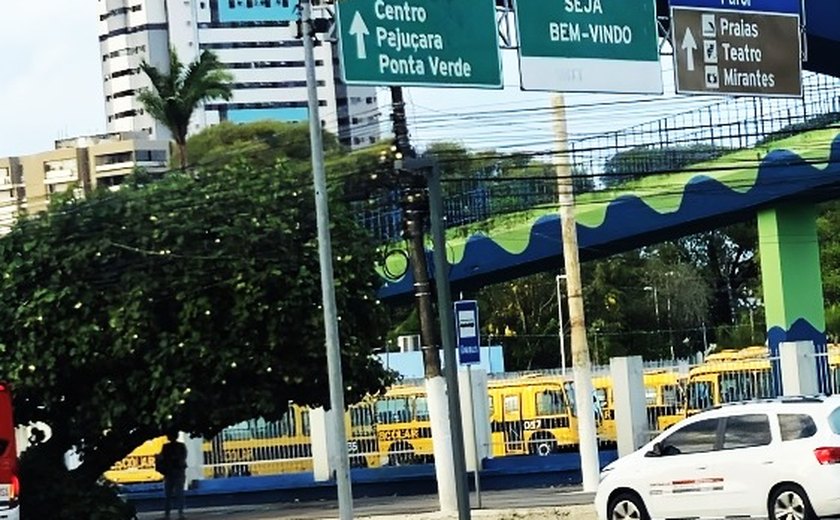 Faixa em passarela do Cepa denuncia práticas antissindicais da Equatorial em Alagoas