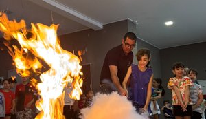 Treinamento ensina crianças a agir em situações de incêndio e transforma prevenção em aprendizado desde cedo