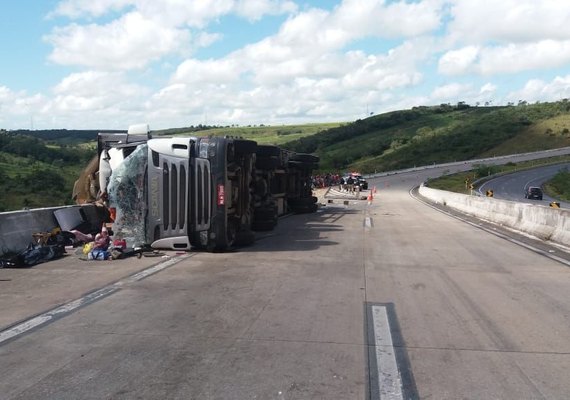 Tombamento de carreta que transportava margarina deixa uma pessoa morta