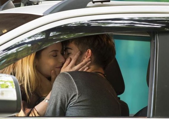 Novela 'Rock Story': Zacarias procura Diana na gravadora e a vê beijar Léo Régis