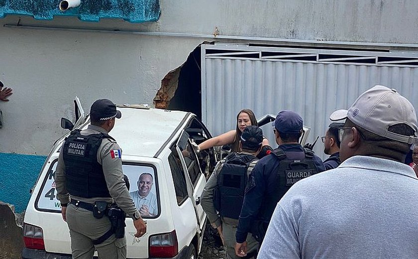 Condutor morre após carro desgovernado perder controle em ladeira e colidir em muro de residência