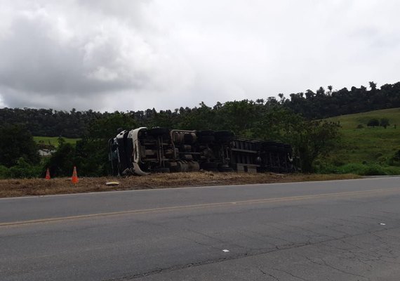Carreta que transportava eletrodomésticos tomba na BR-101