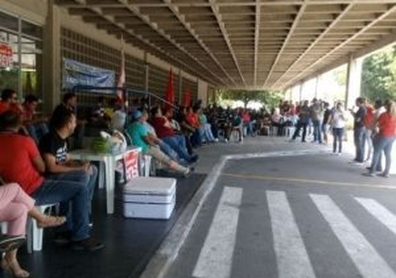 Justiça determina que 75% do efetivo da Eletrobras trabalhe