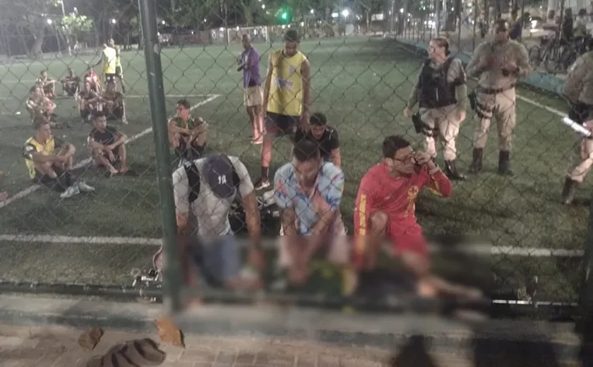 Homem morre após sofrer infarto durante jogo de futebol na orla de Maceió