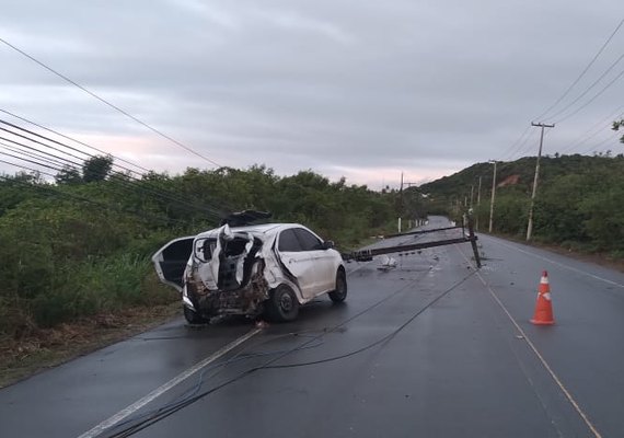 Após perder controle de veículo, condutor derruba dois postes na AL-101 Norte