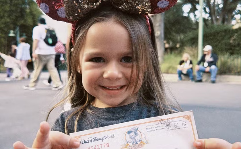 Menina de Maceió vive momento emocionante na Disney após perder balão de princesas
