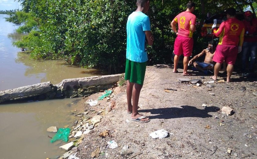 Homem se afoga na Lagoa Mundaú e é retirado da água inconsciente por populares