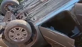 Duas pessoas ficam feridas em capotamento de veículo no Sítio Barro Vermelho
