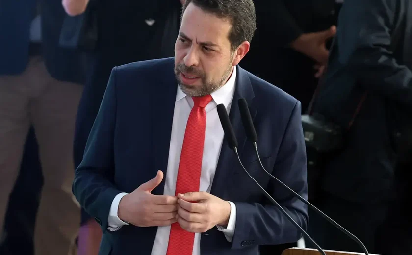 'Cabeça do crime organizado não está no barraco da favela', diz Boulos