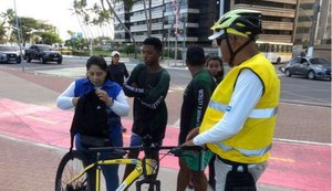 Equipe do Ronda no Bairro recupera bolsa furtada na orla de Ponta Verde