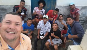 Grupo faz festa de aniversário surpresa em cemitério para homenagear coveiro