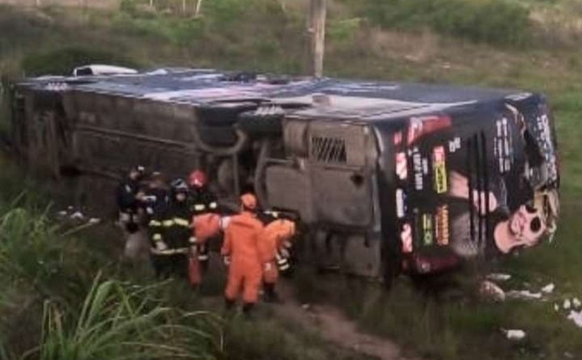 Músico da Banda de Deivinho Novaes morre após ônibus tombar em São Sebastião