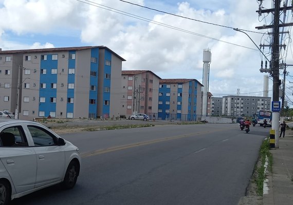Protesto contra contas de água fecha avenida e trava trânsito na parte alta de Maceió