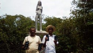 Ambientalistas iniciam o projeto de restauração do mangue perto da estátua da Miss Sururu