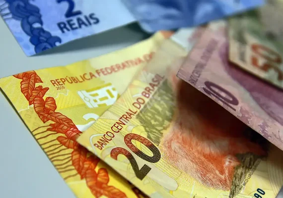 Juros para famílias sobem em agosto e inadimplência chega a 6%