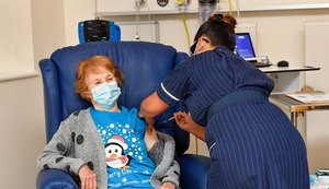 Idosa de 90 anos é a primeira a ser vacinada contra Covid-19 no Reino Unido