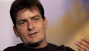 Charlie Sheen pede para Deus levar Trump após mortes de Carrie Fisher e sua mãe